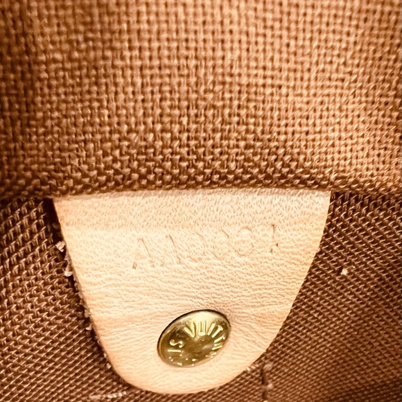 Authentic Louis Vuitton Speedy 30 in Monogram Canvas - Picture 7 of 16